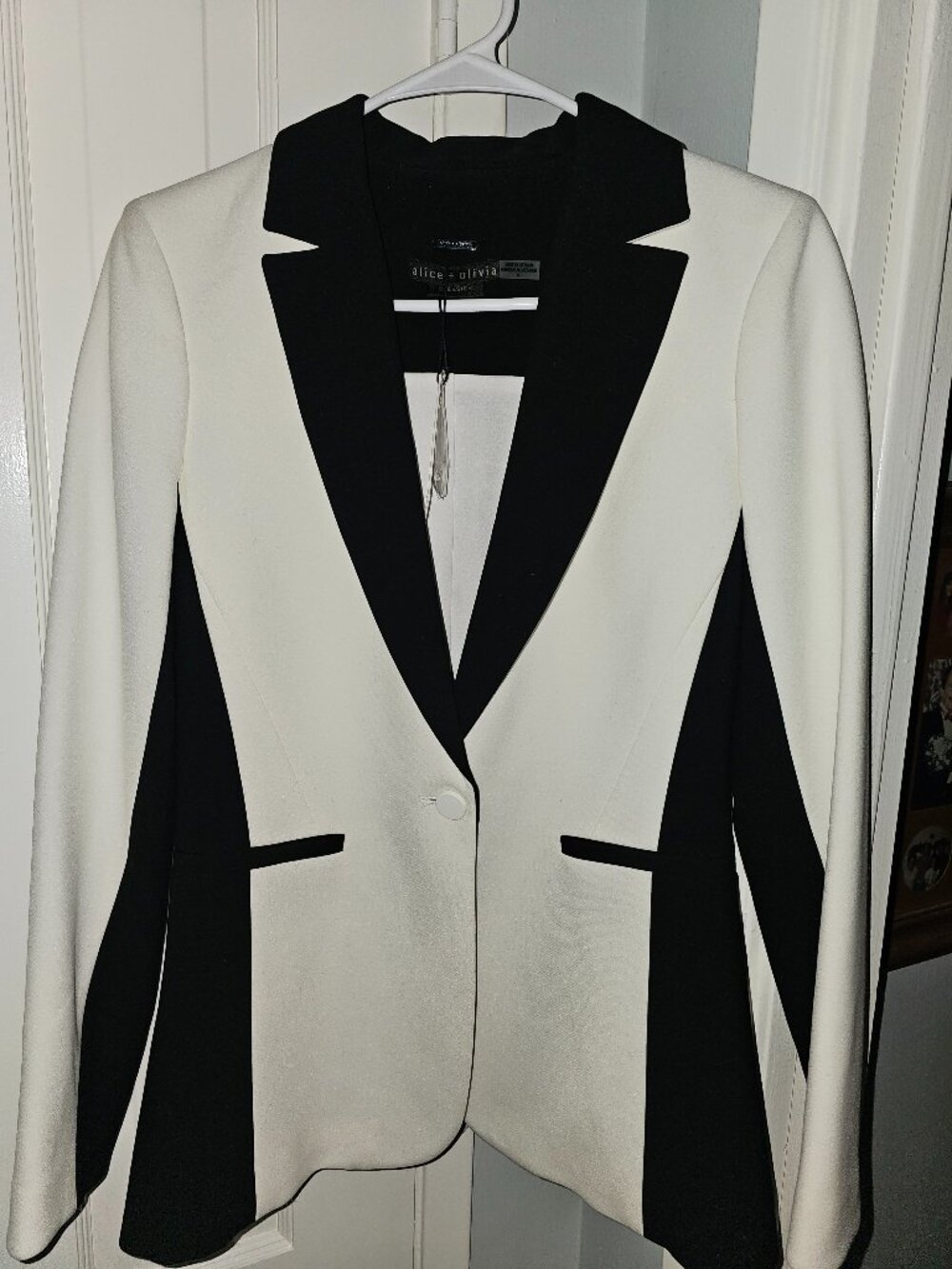 Alice & Olivia size 6 NWT blazer
